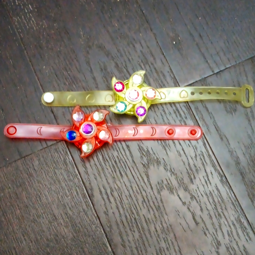 Spinning light up bracelets